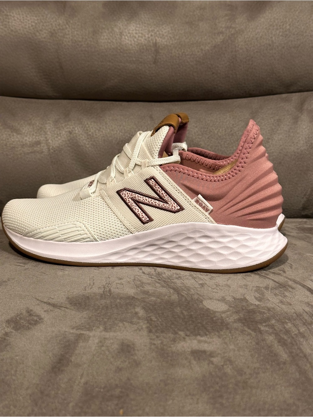 New Balance Fresh Foam Roav in the cream / pink colorway 9.5 Men  New In Box